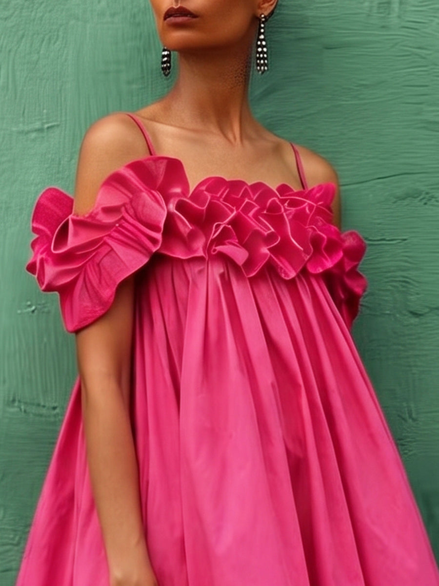 Elegant klänning i het rosa med axelbandslös design och volangkrage