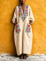 Lebhafter ethnischer Leinen-Kaftan mit V-Ausschnitt und Blumenmuster