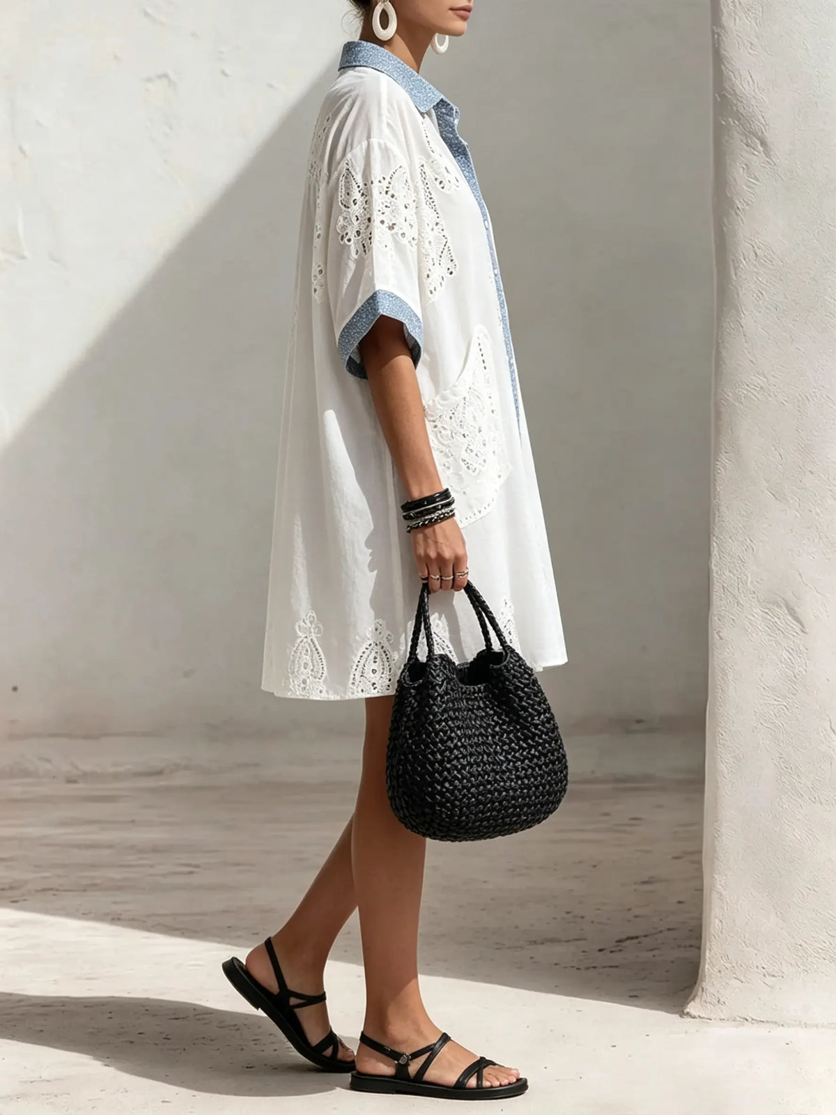 Damen Mini-Kleid mit Blumen-Stickerei, Lochmuster, kontrastierendem Polka-Dot-Kragen und kurzen Ärmeln