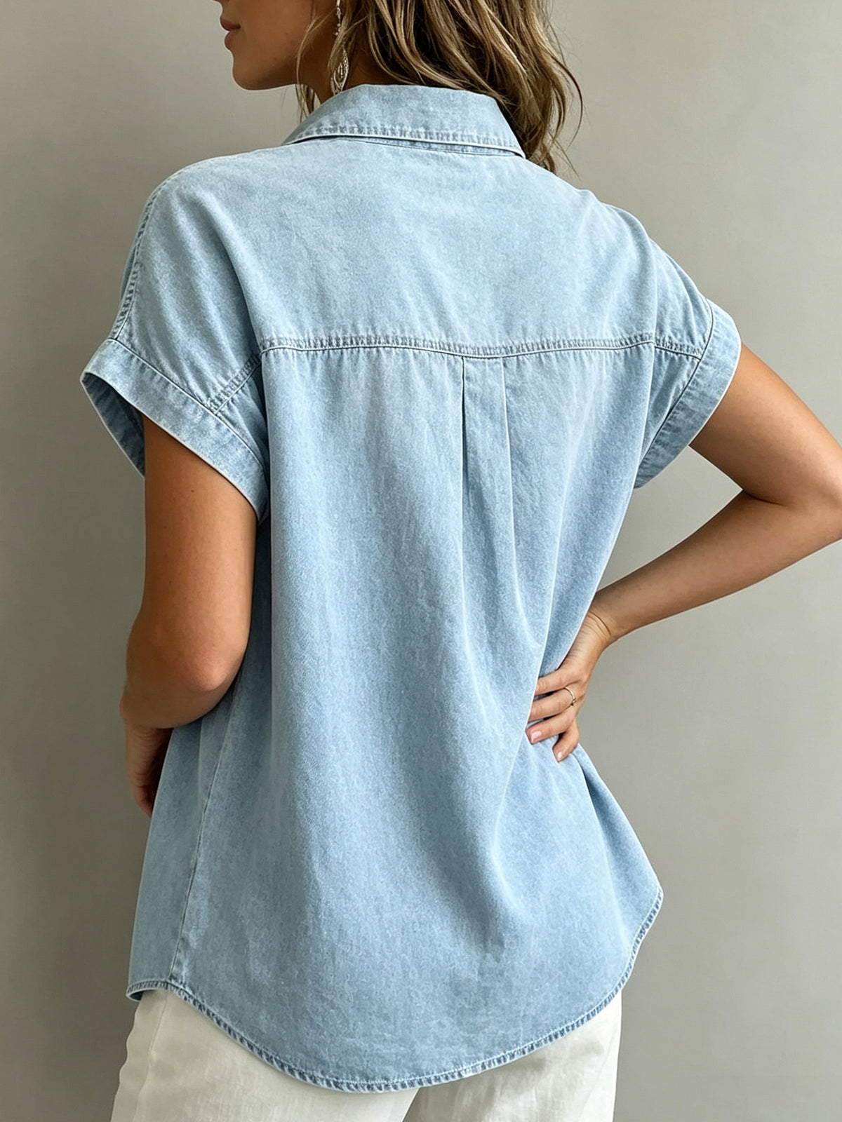 Damenbluse mit gerafften Kappenärmeln, V-Ausschnitt, hellblauem Denim und Knopfleiste