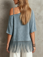 Blusa de ante sintético de manga corta y corte holgado con escote asimétrico al hombro y dobladillo con flecos