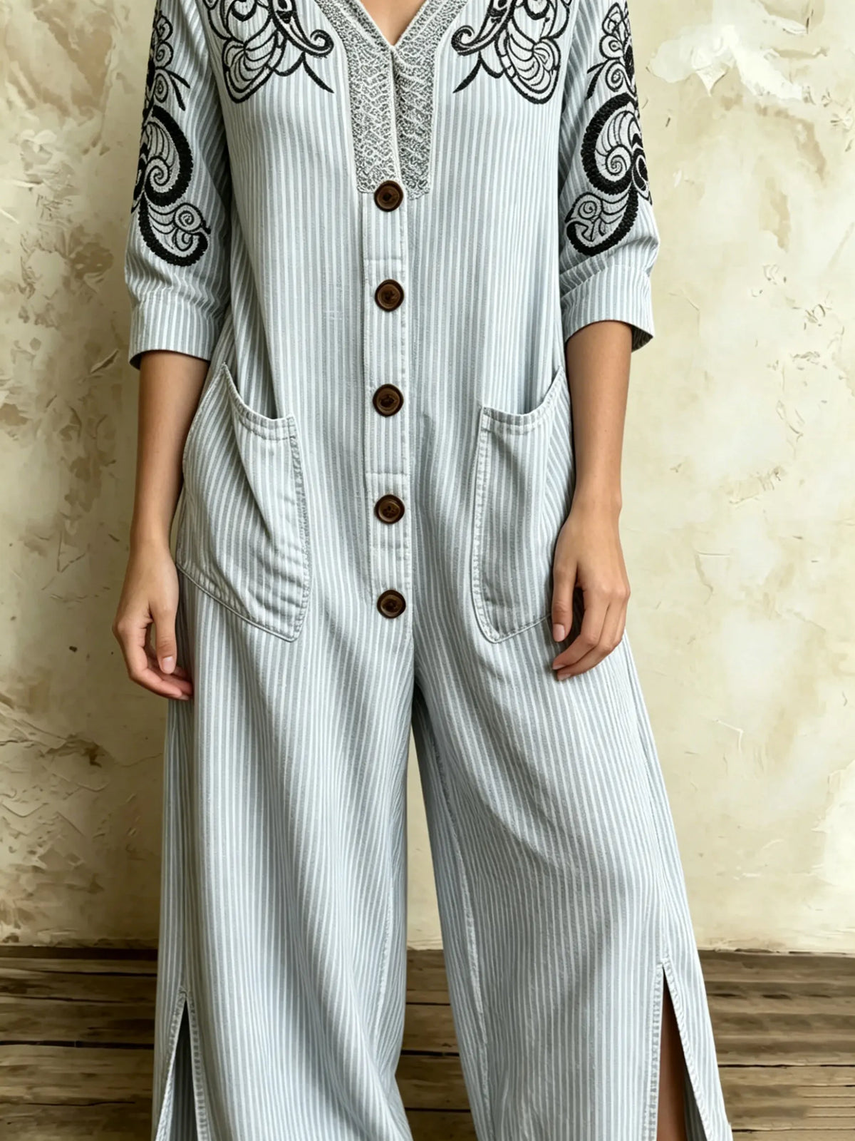 Damen Jumpsuit mit dünnen vertikalen Streifen, Blumenstickerei, V-Ausschnitt, Schlitz und weitem Bein