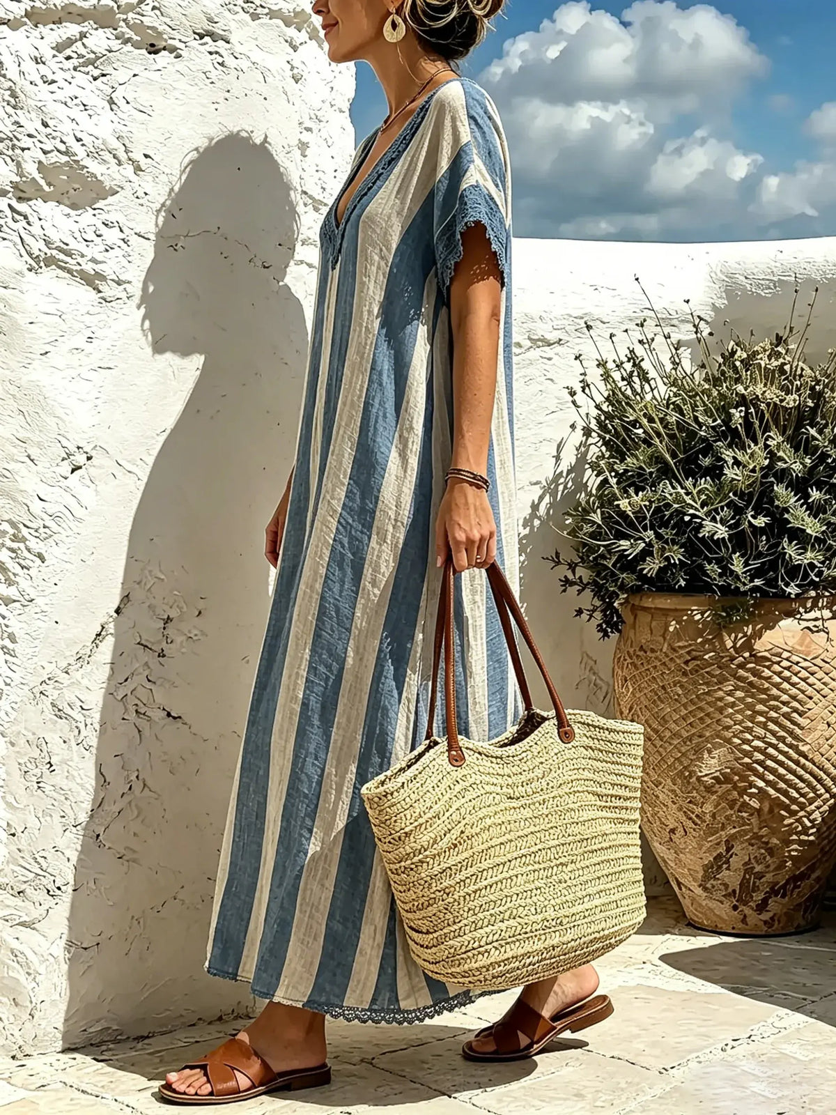 Abito lungo maxi da donna con scollo a V, righe verticali blu e bianche e rifiniture in pizzo, modello ampio.
