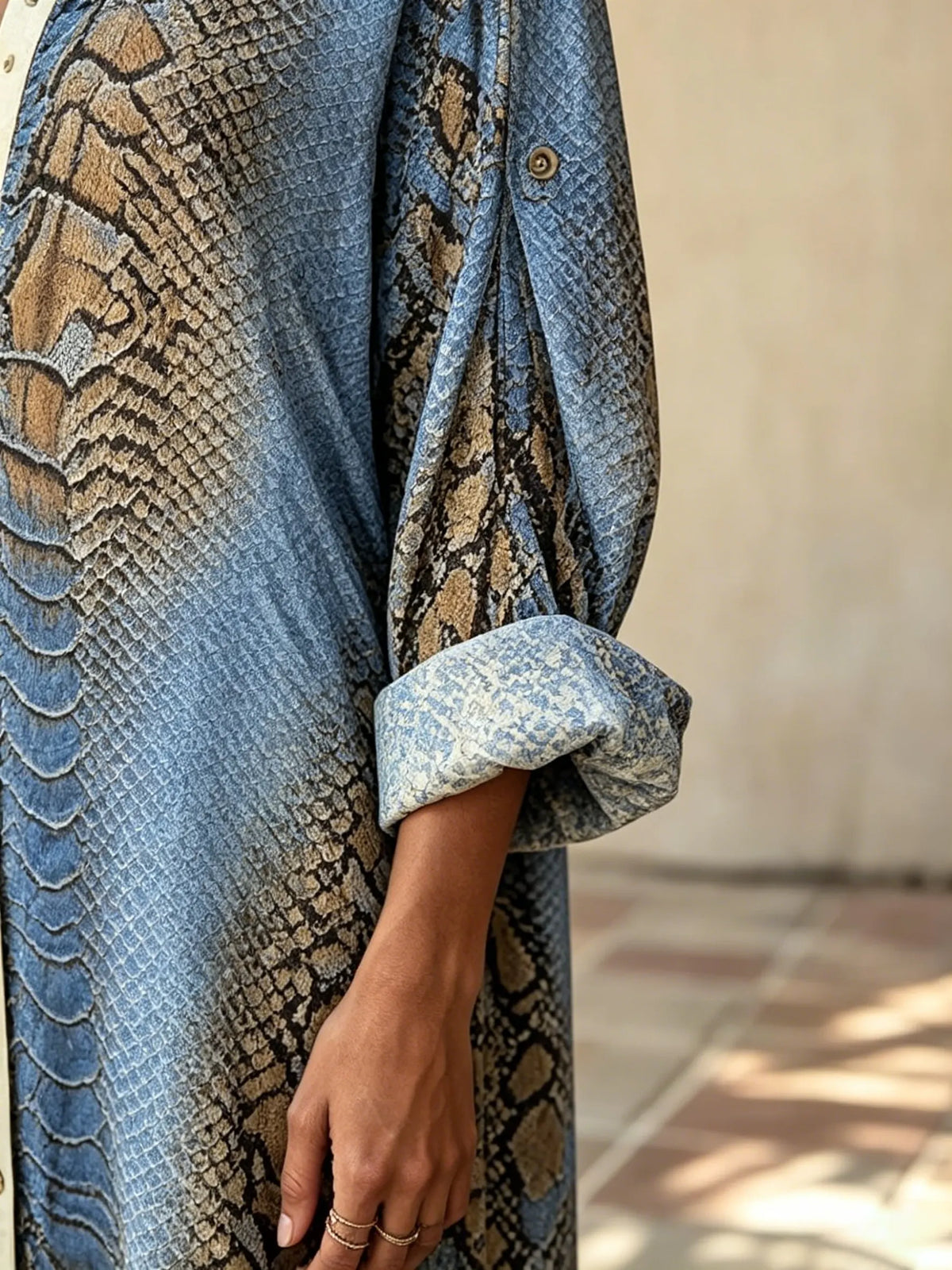Vestido Camisa Comprida Vintage de Mulher com Estampa de Pele de Cobra, Gola e Botões