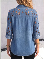 Bluse aus Chambray-Denim mit Blumen-Ausschnitt und Knopfleiste