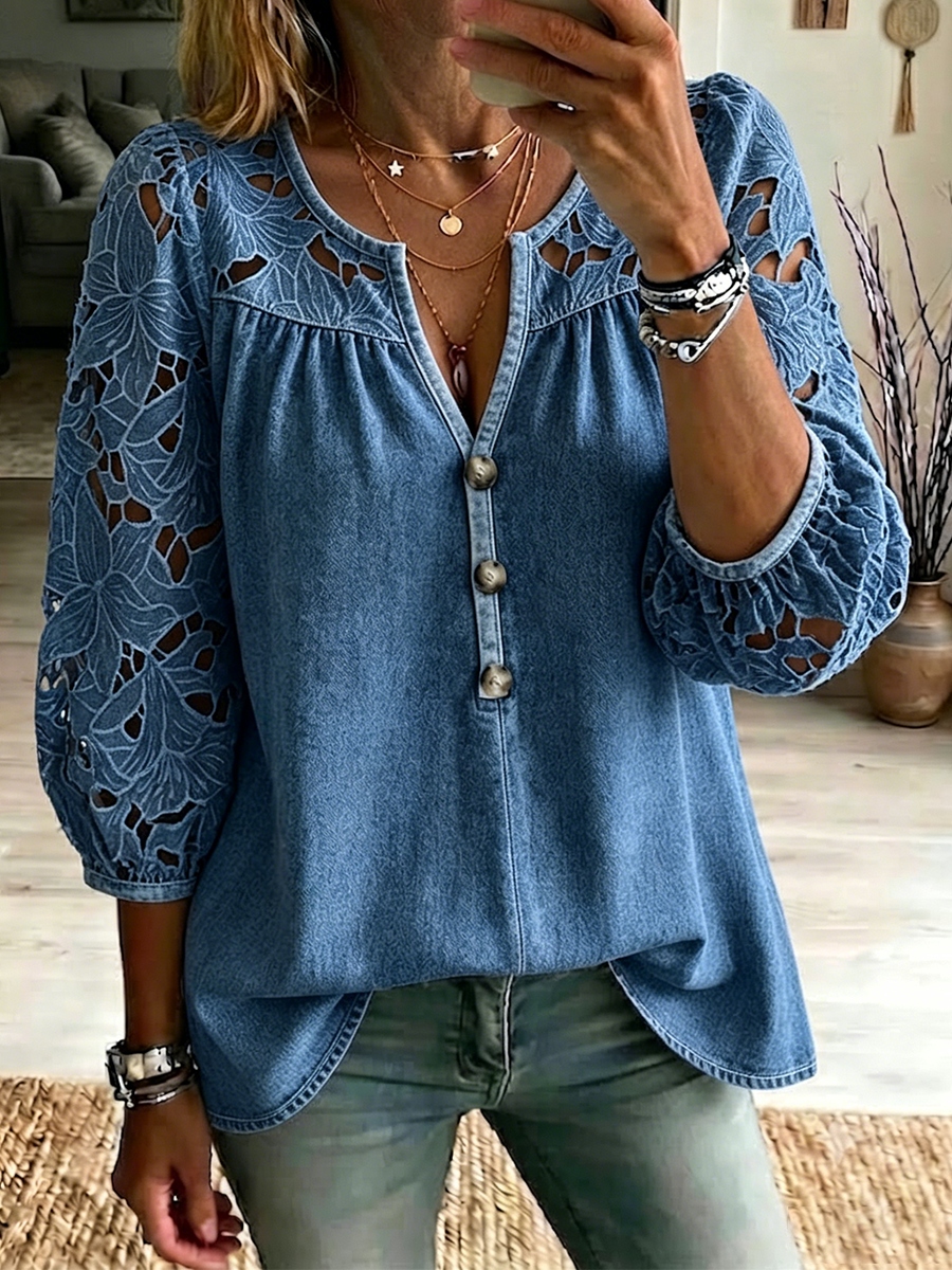 Locker sitzendes, gewaschenes Denim-Top mit V-Ausschnitt, Holzknöpfen, ausgeschnittenen floralen Spitzen-Details an Schultern und Ärmeln sowie dreiviertellangen Ärmeln.