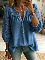 Locker sitzendes, gewaschenes Denim-Top mit V-Ausschnitt, Holzknöpfen, ausgeschnittenen floralen Spitzen-Details an Schultern und Ärmeln sowie dreiviertellangen Ärmeln.