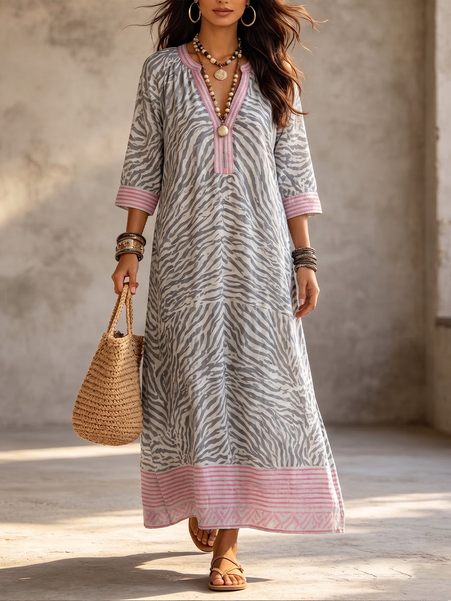 Vestido casual de lino y algodón con una mezcla de estampados de cebra y rayas.