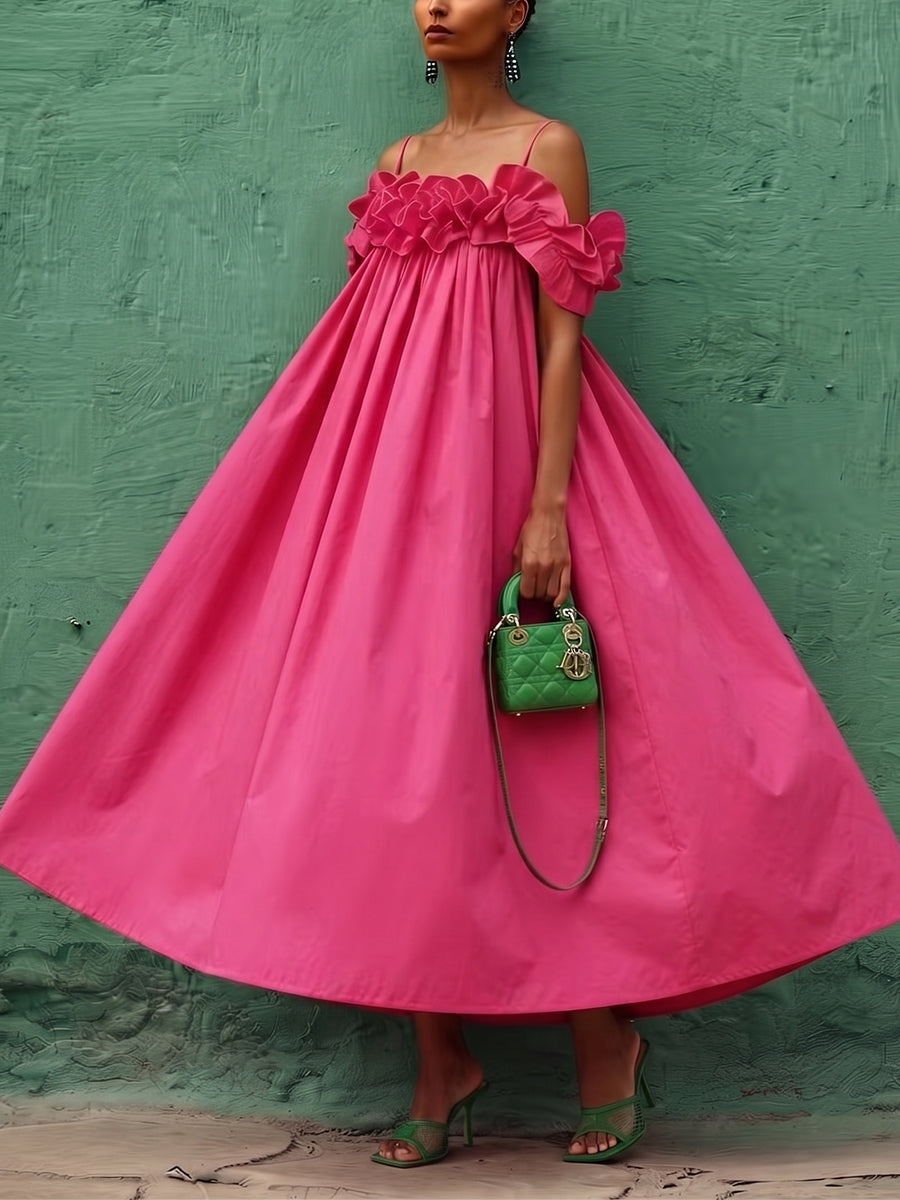 Elegant klänning i het rosa med axelbandslös design och volangkrage
