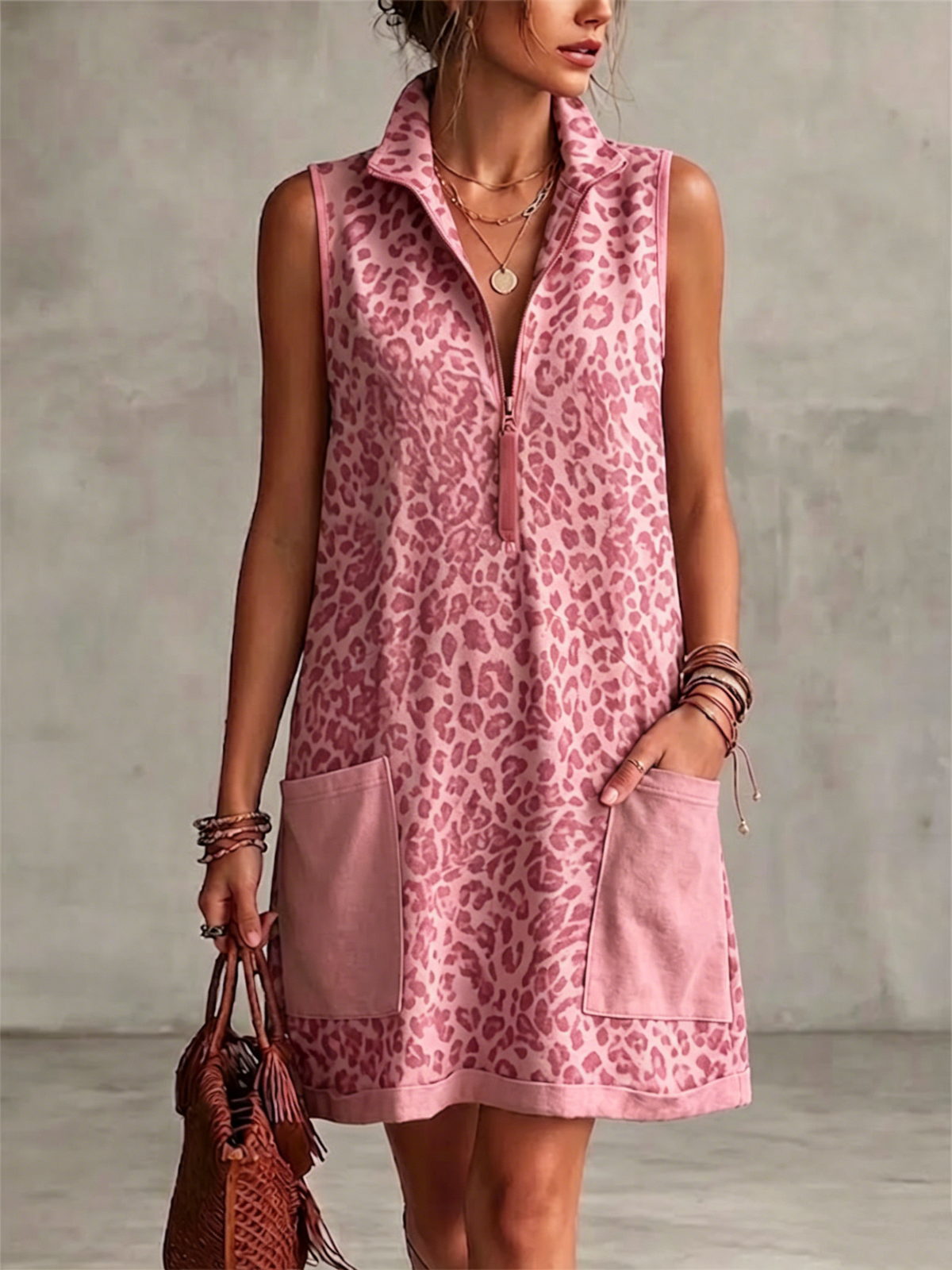 Vestito corto senza maniche con stampa leopardata, collo con mezza cerniera e tasche a contrasto.