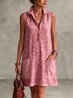 Vestito corto senza maniche con stampa leopardata, collo con mezza cerniera e tasche a contrasto.
