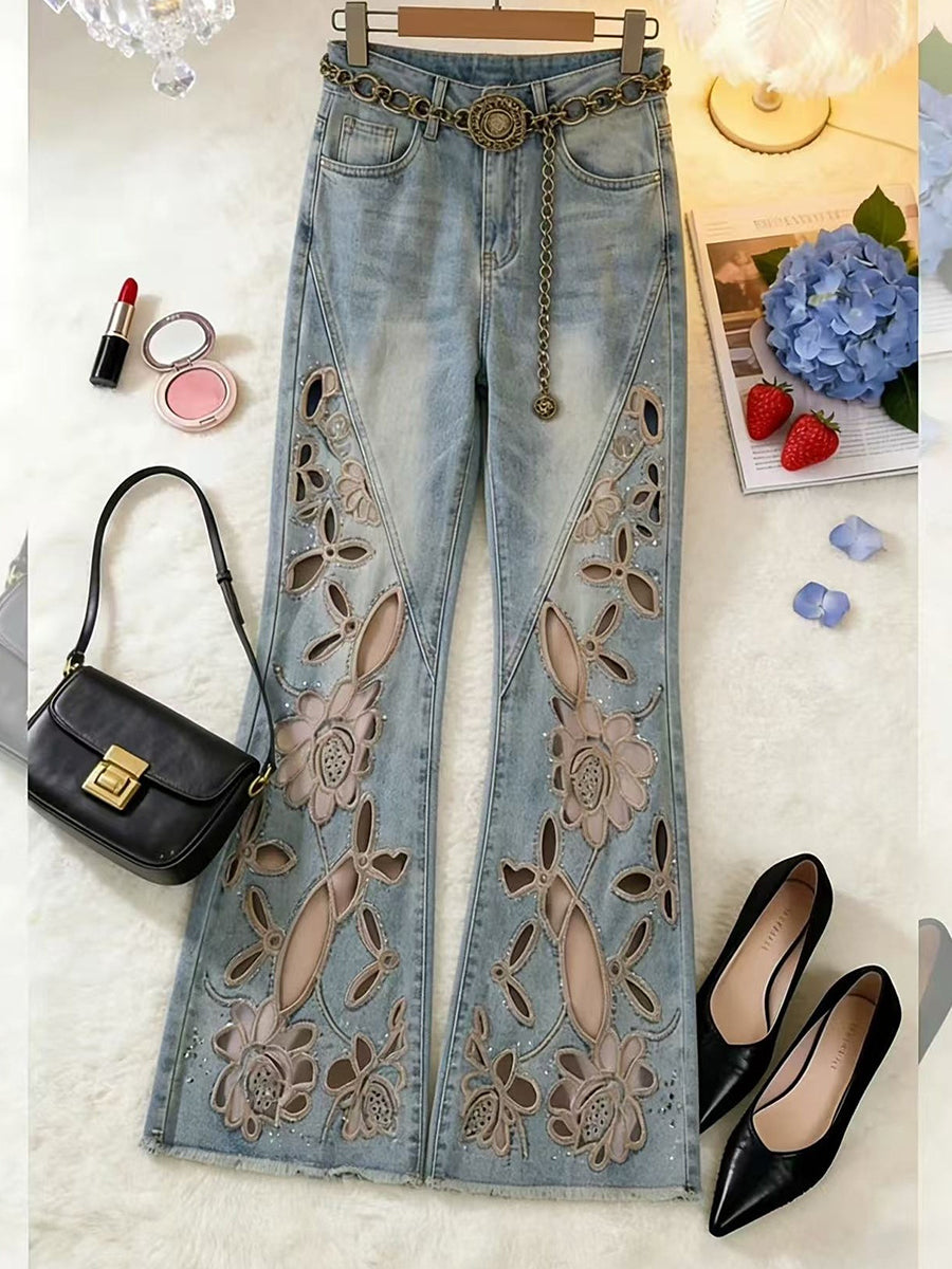 Bohemiska jeans med broderade strassstenar och utsvängd passform