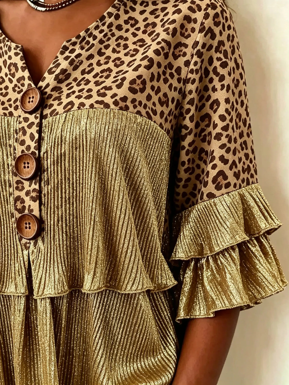 Blusa da donna con stampa leopardata, volant metallici e scollo a V