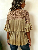 Blusa da donna con stampa leopardata, volant metallici e scollo a V