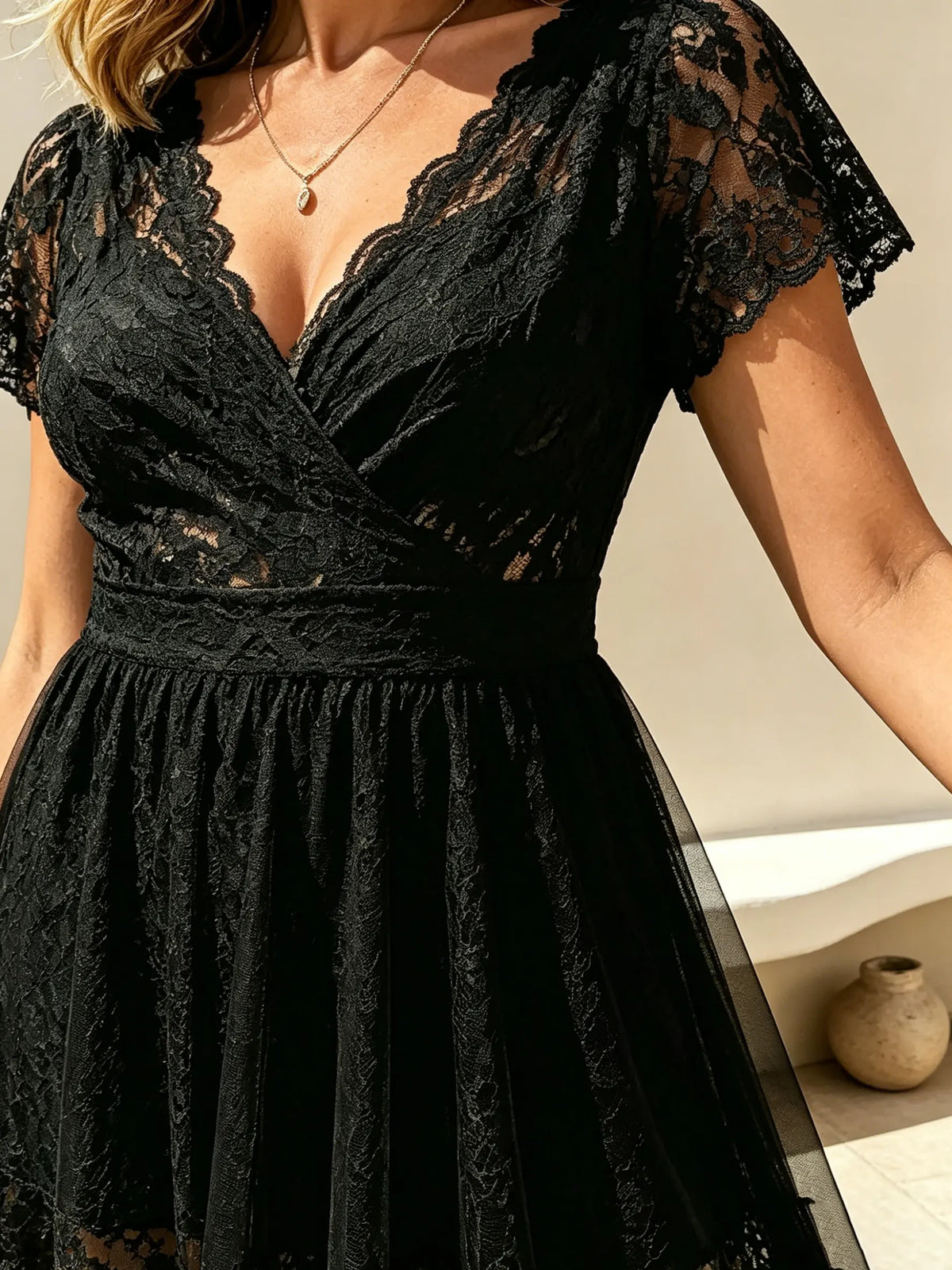 Damen Midi-Kleid aus einfarbiger Spitze mit transparentem V-Ausschnitt