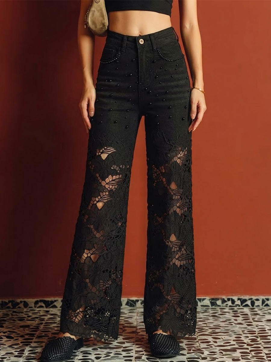 Jeans da donna a gamba dritta e vestibilità ampia con inserti in pizzo nero e decorazioni con perline per un effetto snellente.
