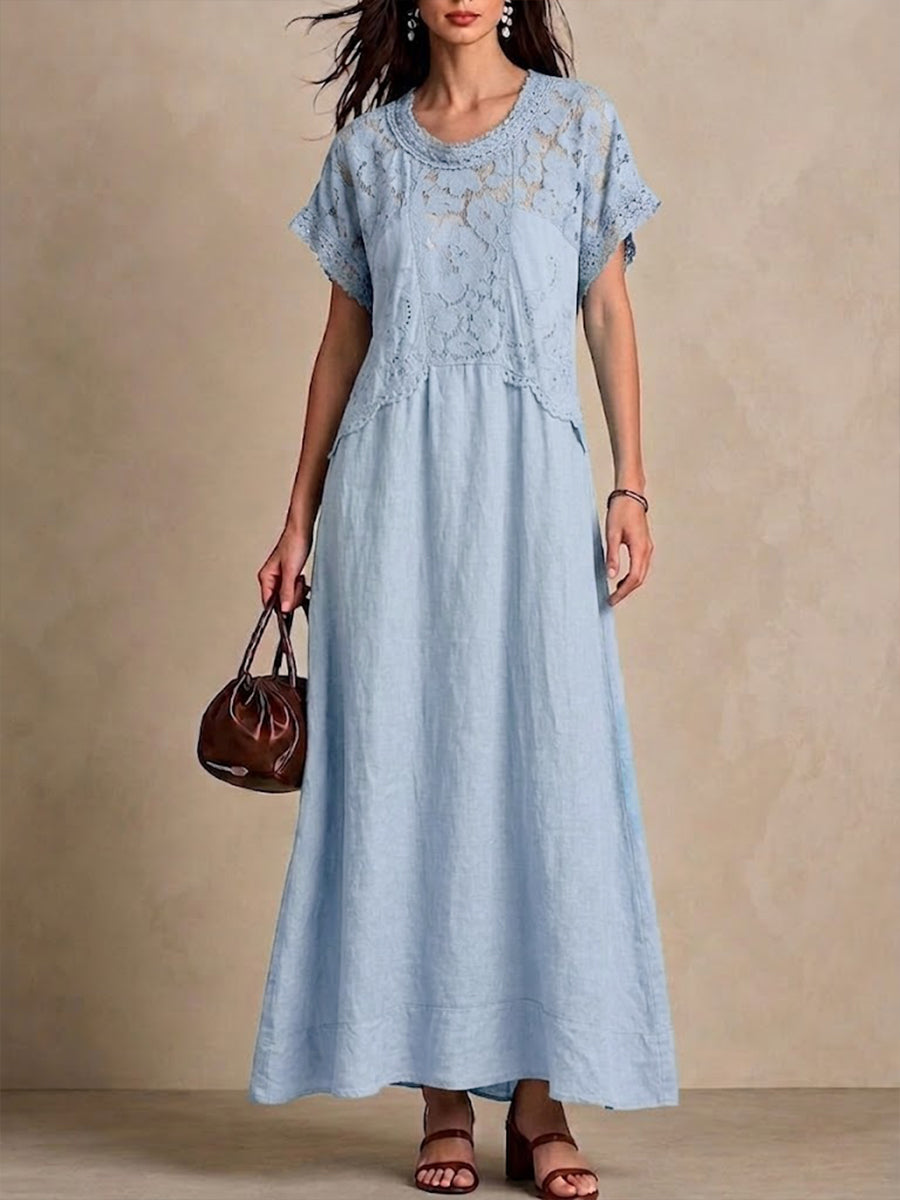 Elegant kjole med et sammensatt design av blonder, lin og bomull.