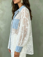 Damenbluse mit floraler Stickerei, transparenter Spitze und Jeans-Patch-Taschen