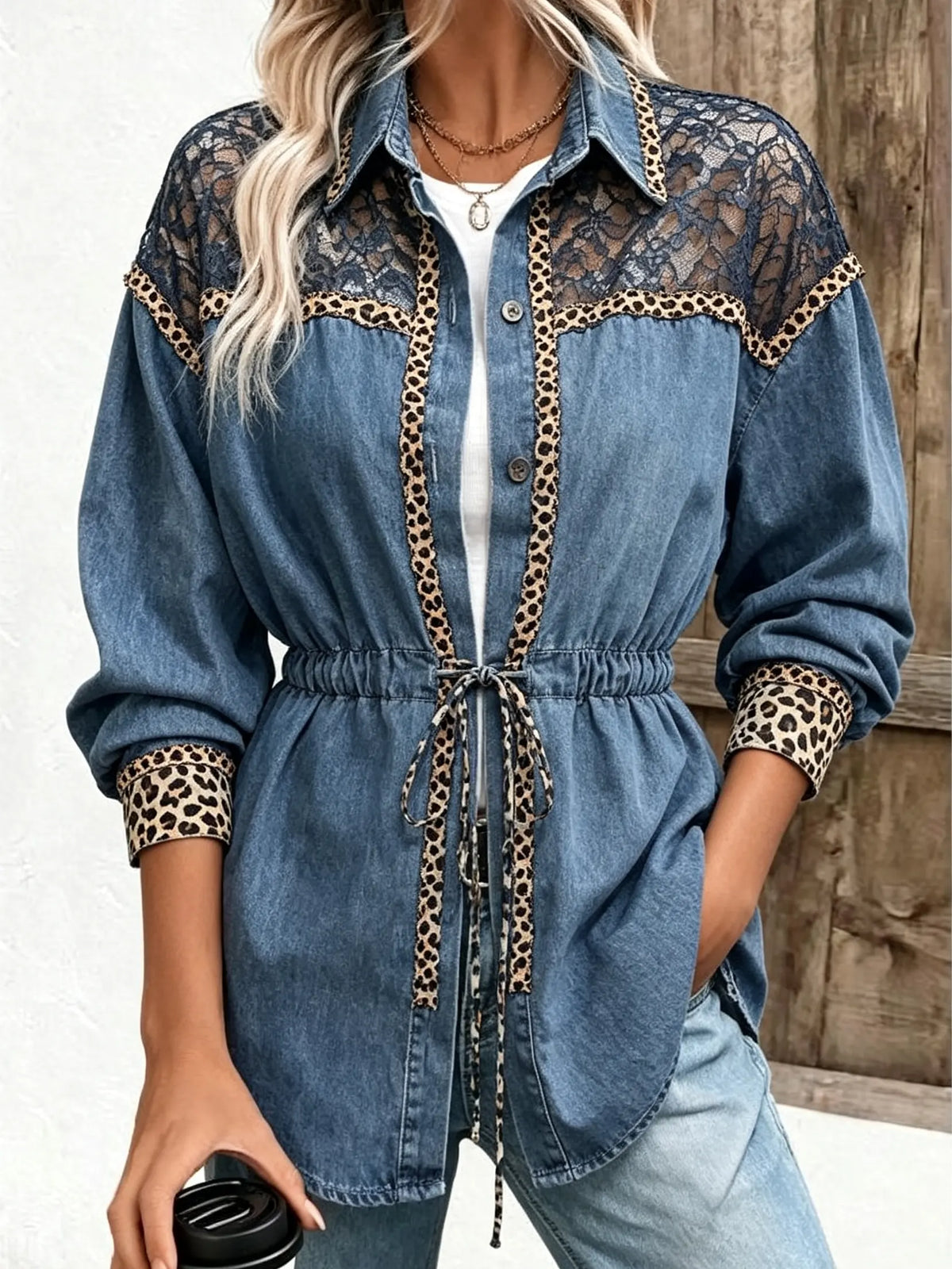 Damen Jeansjacke mit Leopardenmuster, Spitzenbesatz und Kordelzug in der Taille
