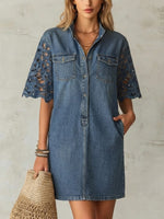 Gewassen denim mini overhemdjurk met opstaande kraag, halve knoopsluiting, dubbele borstzakken, cutwork bloemenpatroon, geschulpte rand en losse 5/4 mouwen.