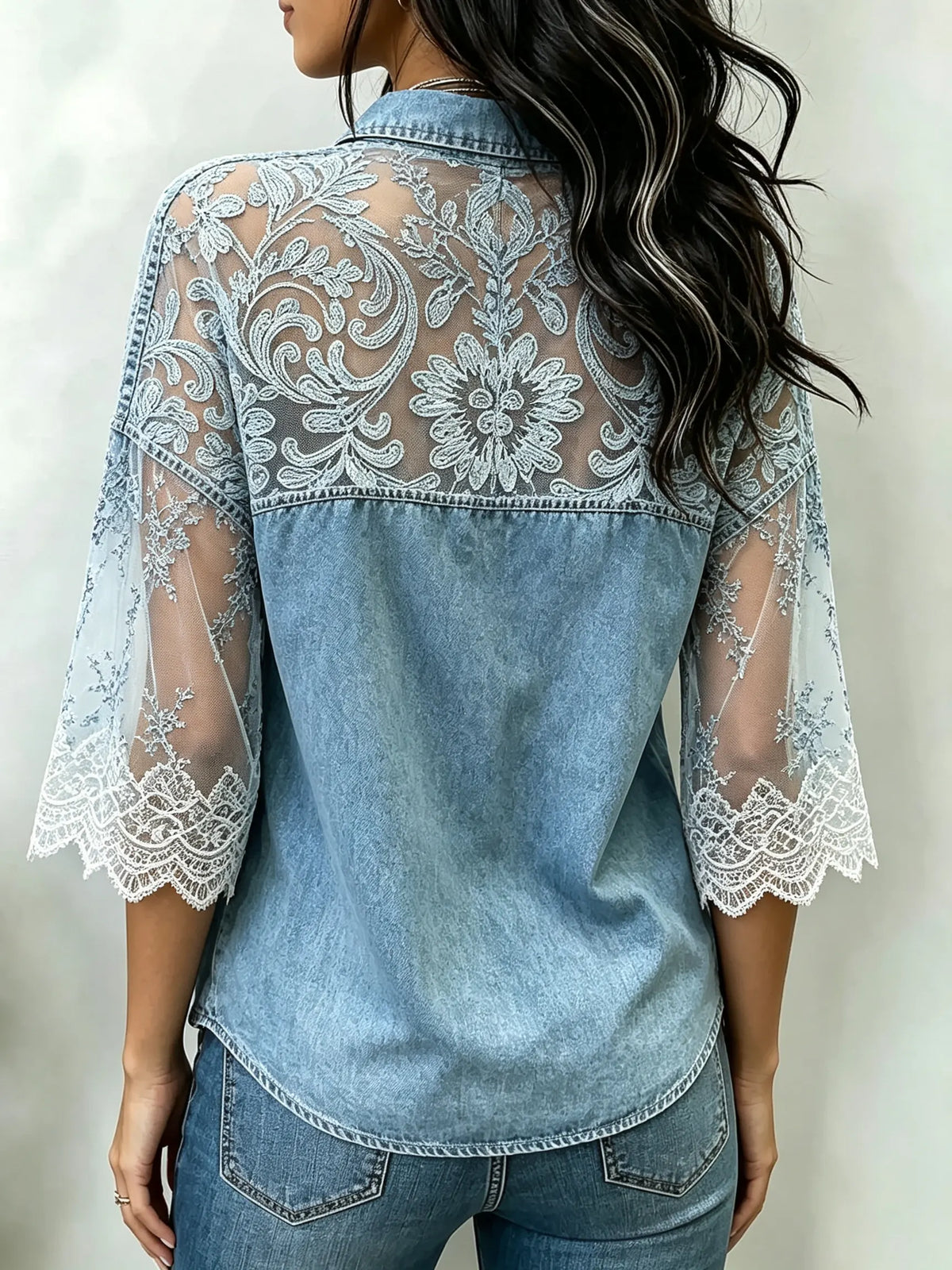 Camisa de mezclilla para mujer con cuello, manga 3/4 y parche de encaje floral