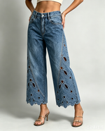 Jeans a gamba larga corti con ritagli floreali chic