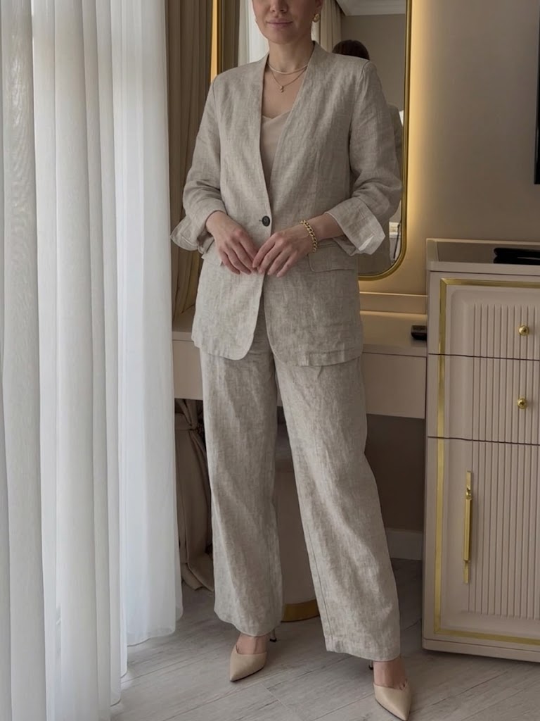 Zweiteiliges Set mit einem lässigen Strickoberteil aus Baumwolle mit Cut-out-Details und kontrastierenden Farbkanten, kombiniert mit einer Hose aus Leinen-Baumwoll-Mischung.