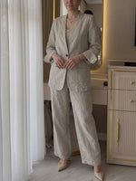 Zweiteiliges Set mit einem lässigen Strickoberteil aus Baumwolle mit Cut-out-Details und kontrastierenden Farbkanten, kombiniert mit einer Hose aus Leinen-Baumwoll-Mischung.