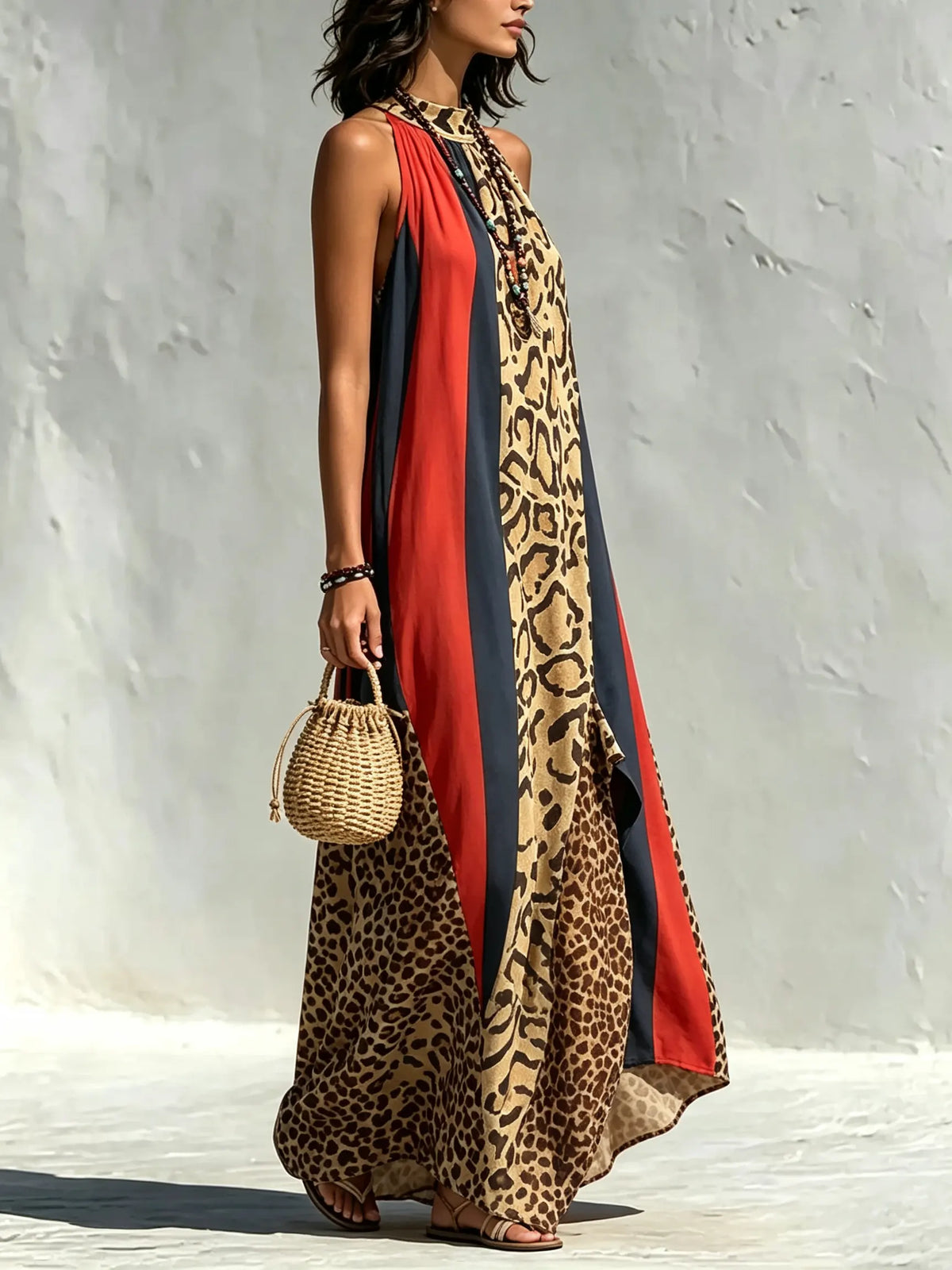 Vestido maxi de mujer con tirantes halter, estampado de leopardo, bloques de color y rayas con abertura.