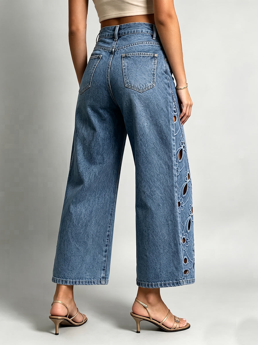 Jeans a gamba larga corti con ritagli floreali chic