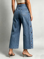 Jeans a gamba larga corti con ritagli floreali chic