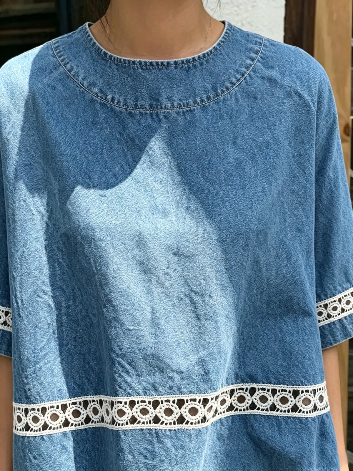 Top oversize da donna in denim con inserto in pizzo