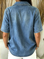 Blusa de ganga de lavagem clara para mulher, com meio fecho, gola e mangas curtas