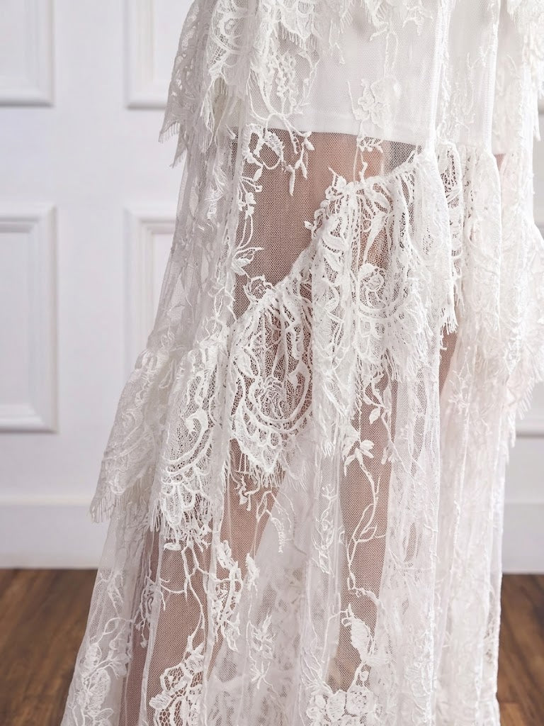 Vestito lungo elegante e alla moda in pizzo bianco con scollo all'americana