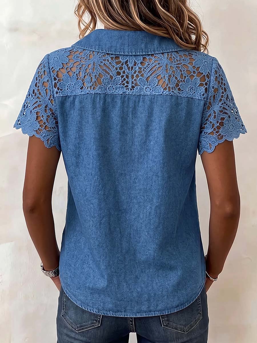 Chemise en jean décontractée pour femme, coupe ample, col Peter Pan, manches courtes et empiècements en dentelle.