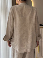 Zweiteiliges Set mit einem lässigen Strickoberteil aus Baumwolle mit Cut-out-Details und kontrastierenden Farbkanten, kombiniert mit einer Hose aus Leinen-Baumwoll-Mischung.