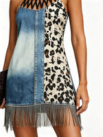 Vestito corto da donna in denim con patchwork leopardato, scollo all'americana traforato e frange