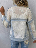 Waschbare, ausgefranste Denim-Jacke mit Pailletten, floraler transparenter Spitze und lockerem Revers