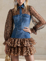 Vestido camisa combinado de mezclilla lavada y gasa con estampado de leopardo, con cuello, cierre frontal de botones, cintura ajustada y dobladillo con volantes de doble capa.