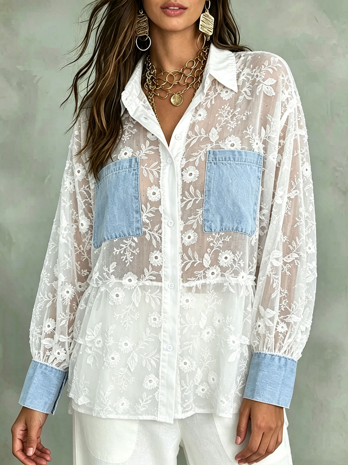Damenbluse mit floraler Stickerei, transparenter Spitze und Jeans-Patch-Taschen