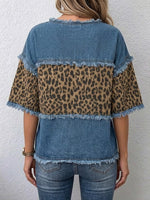 Top casual de mezclilla con parches, estampado de leopardo y detalles deshilachados