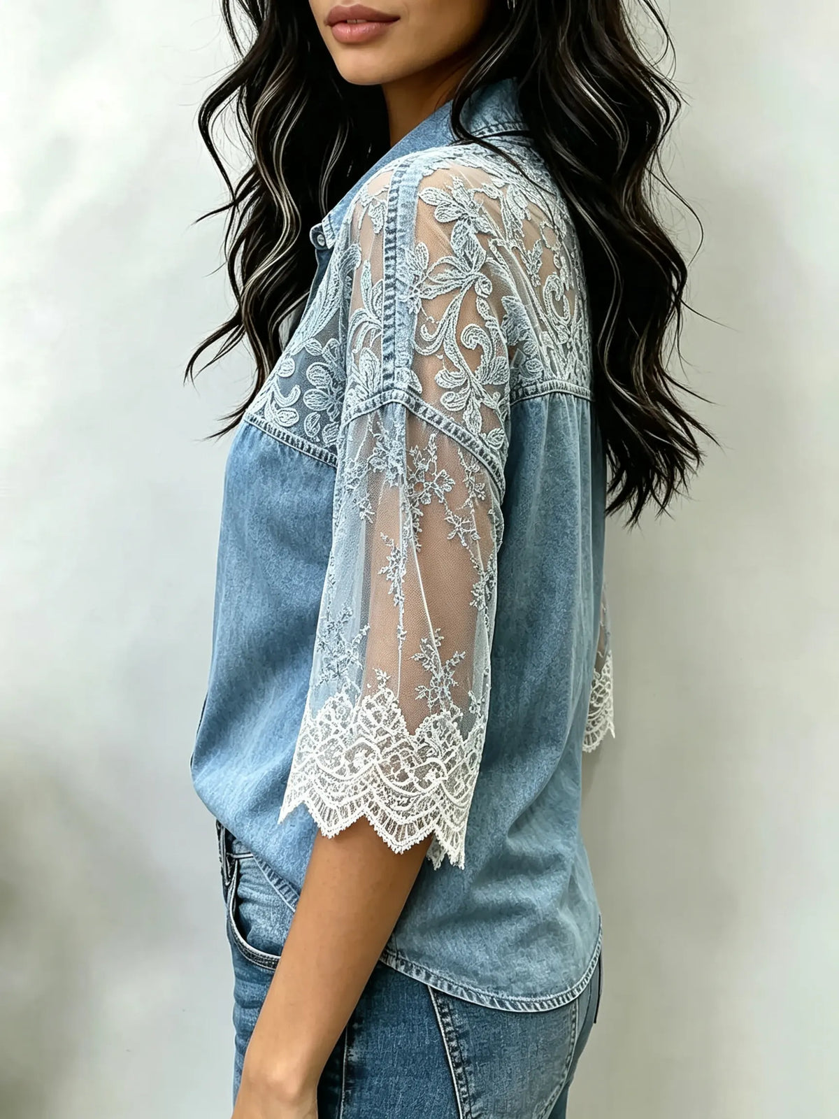 Camisa de mezclilla para mujer con cuello, manga 3/4 y parche de encaje floral