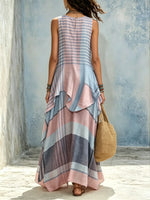 Robe maxi de vacances pour femme, sans manches, à rayures horizontales contrastées rose et bleu, fluide et asymétrique.