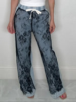 Damenjeans mit Spitzenpaneel und weitem Bein