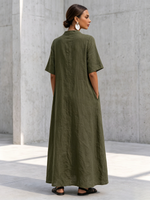 Elegantes olivgrünes Kleid mit Metallknöpfen
