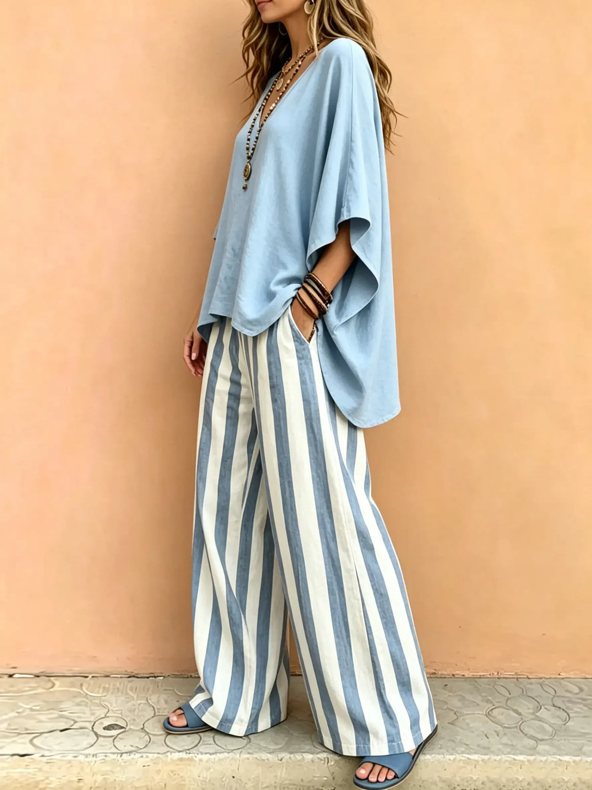 Ensemble pour femme : haut ample uni à col en V et pantalon large rayé bleu et blanc