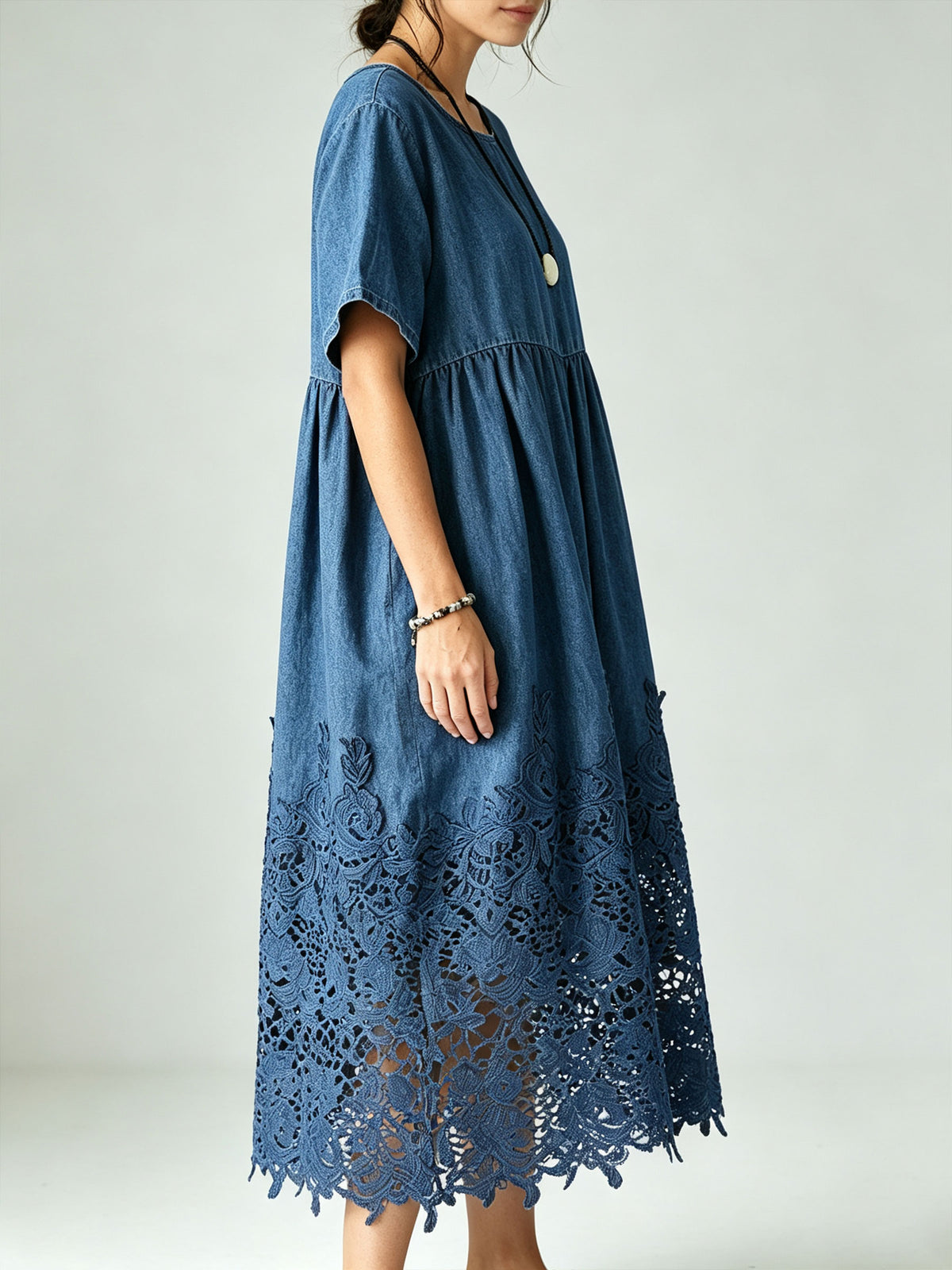Damekjole i denim med rund hals, korte ermer, midi-lengde, hulblondekant og lommer