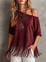 Blusa de ante sintético de manga corta y corte holgado con escote asimétrico al hombro y dobladillo con flecos