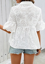 Camicia elegante con ricamo a balze, maniche corte traforate, collo a revers, stile casual artistico