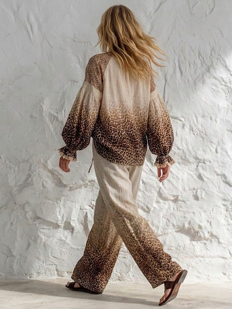 Los en comfortabel tweedelig set met een verloop luipaardprint, gemaakt van een linnen-katoenmix (overhemd en broek).